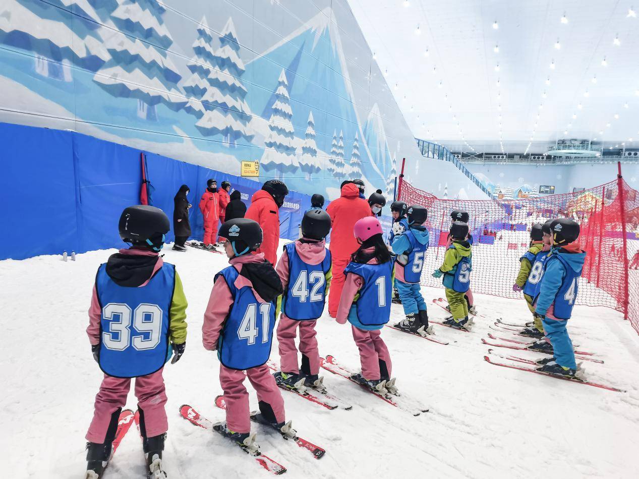 滑雪|重庆融创雪世界举行“花YOUNG”滑雪狂欢节