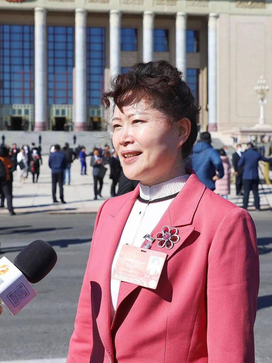这是开幕会后,全国人大代表马玉红在接受记者采访.
