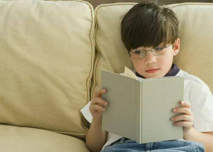 为了孩子的眼睛转起来看书时到底戴不戴眼镜看了你就懂了67