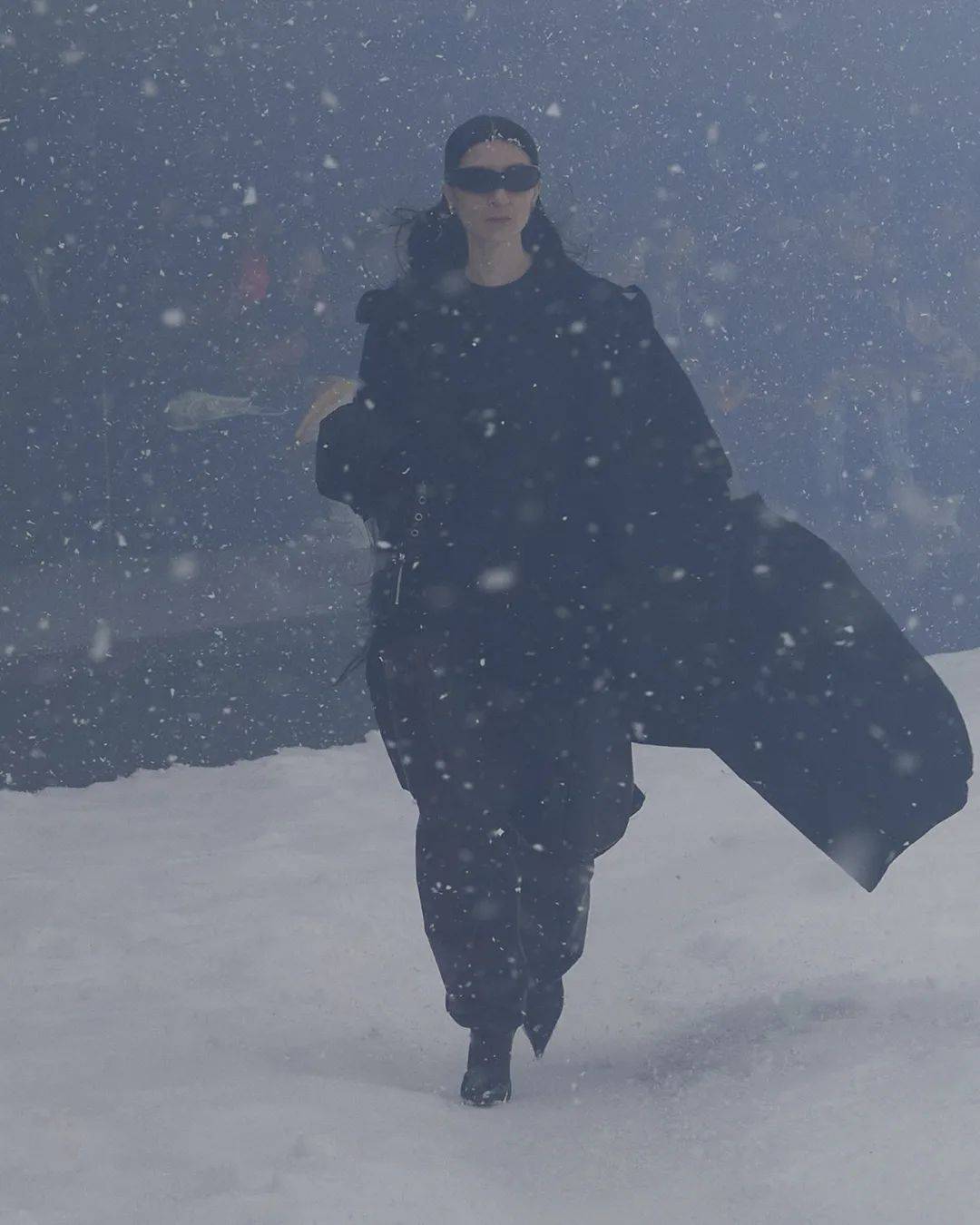 冒雪 BALENCIAGA冒雪走秀，想传达什么？