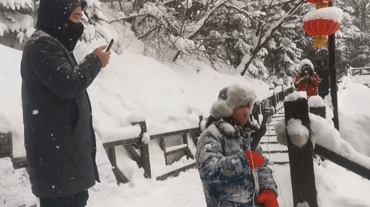 景区|雪乡持续降雪！游人尽“尝”雪“蛋糕”