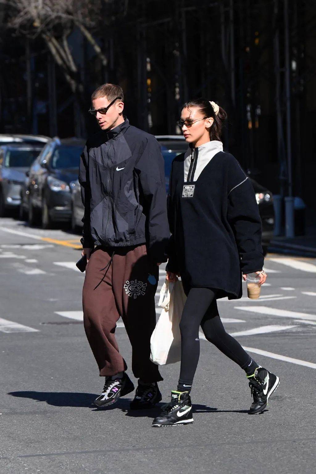 服装下周穿什么 | Bella Hadid带男友在时装周溜达，我却爱上她的短上衣