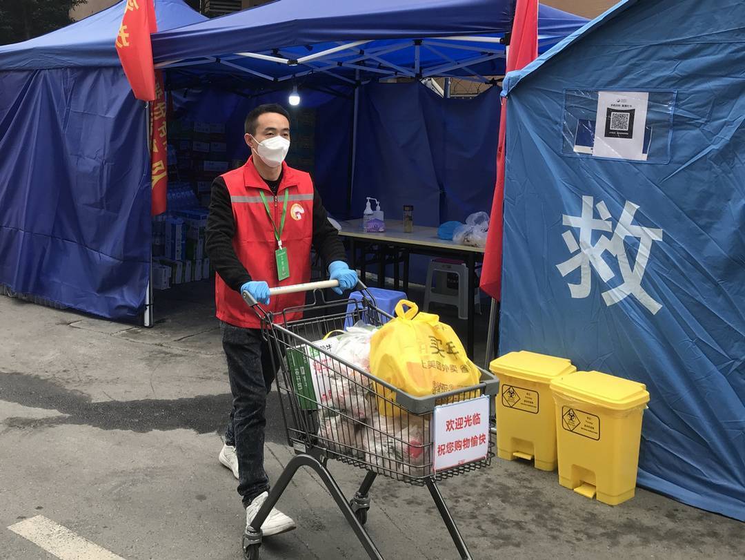 没有丝毫抱怨新时代雷锋在居民身边奔波战疫