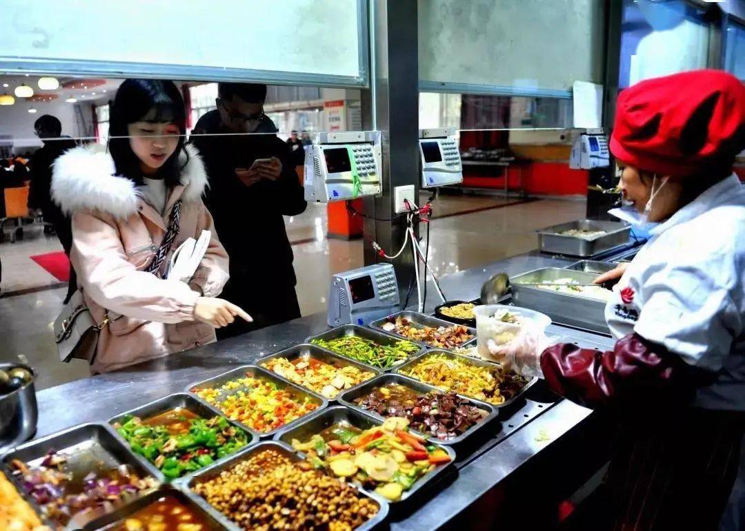 校内的4个学生食堂,1个民族食堂,校外的小吃一条街,为你提供可口价廉