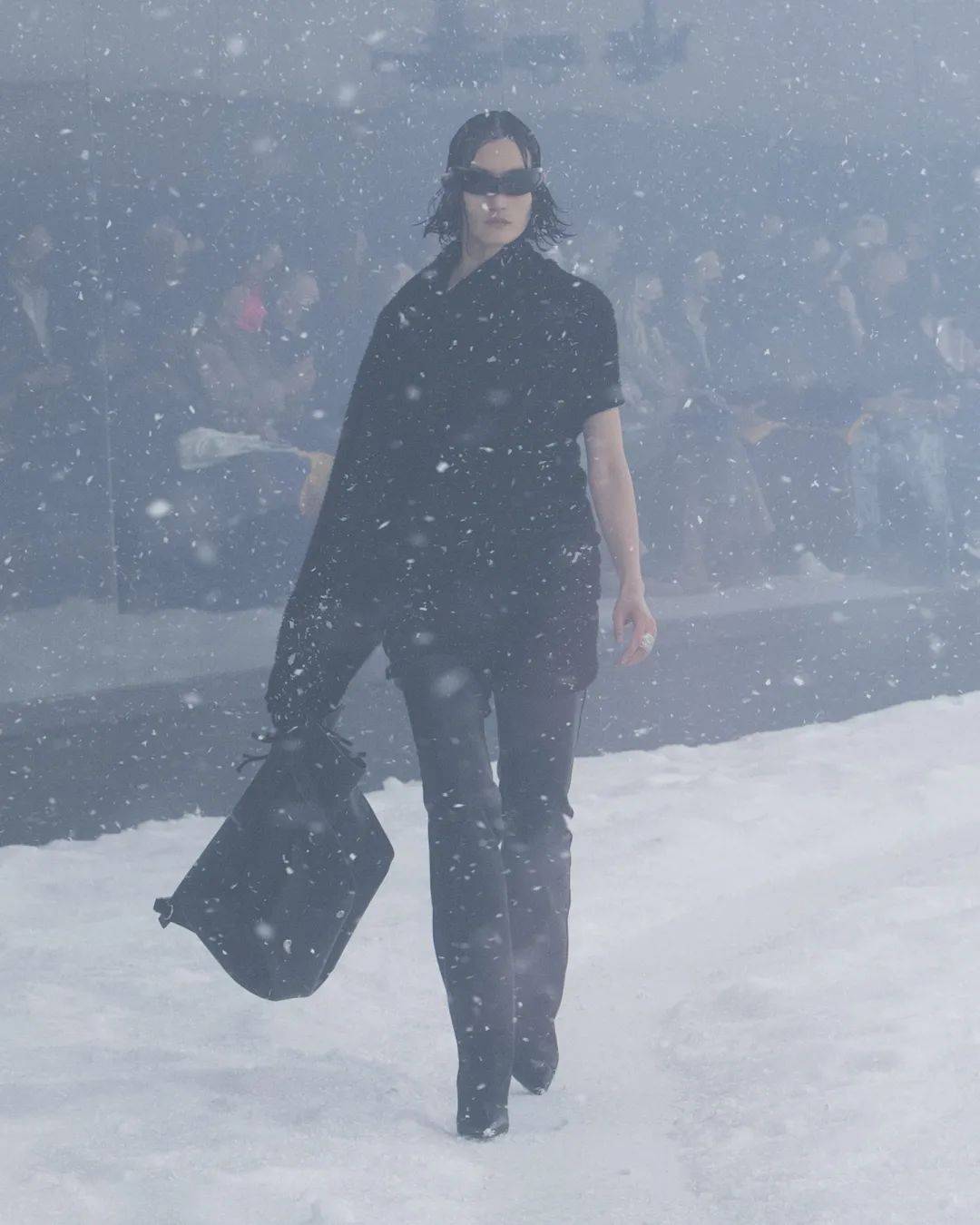 冒雪 BALENCIAGA冒雪走秀，想传达什么？