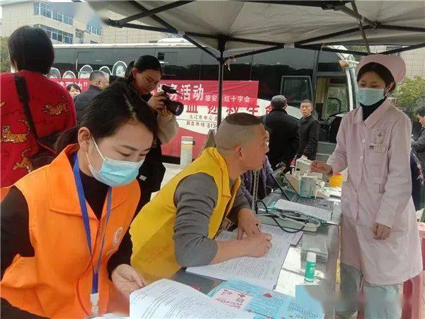 德安县红十字会学雷锋日开展无偿献血志愿活动_爱心_车开进_义峰山