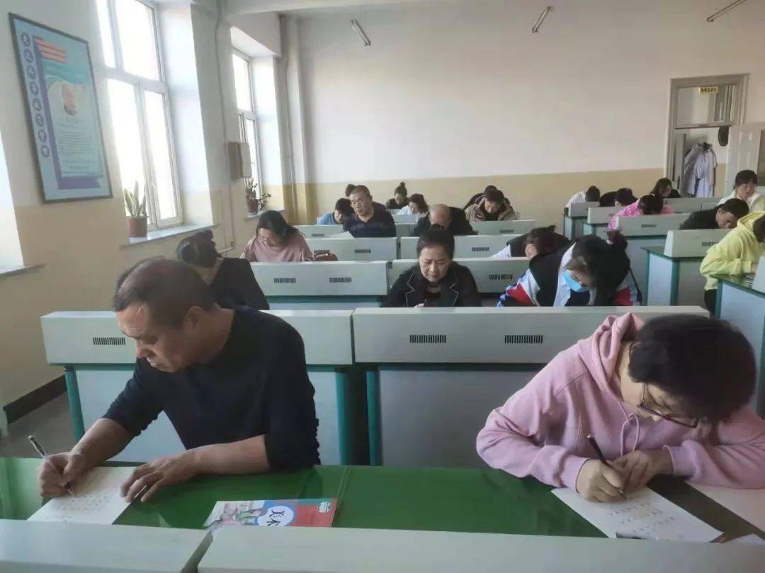 萝北一中开展庆祝三八国际劳动妇女节硬笔书法比赛