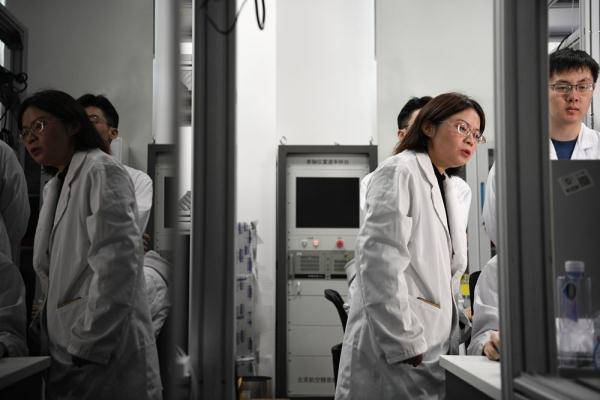 3月6日,在中国科学技术大学内,彭新华教授与团队成员在中国科学院