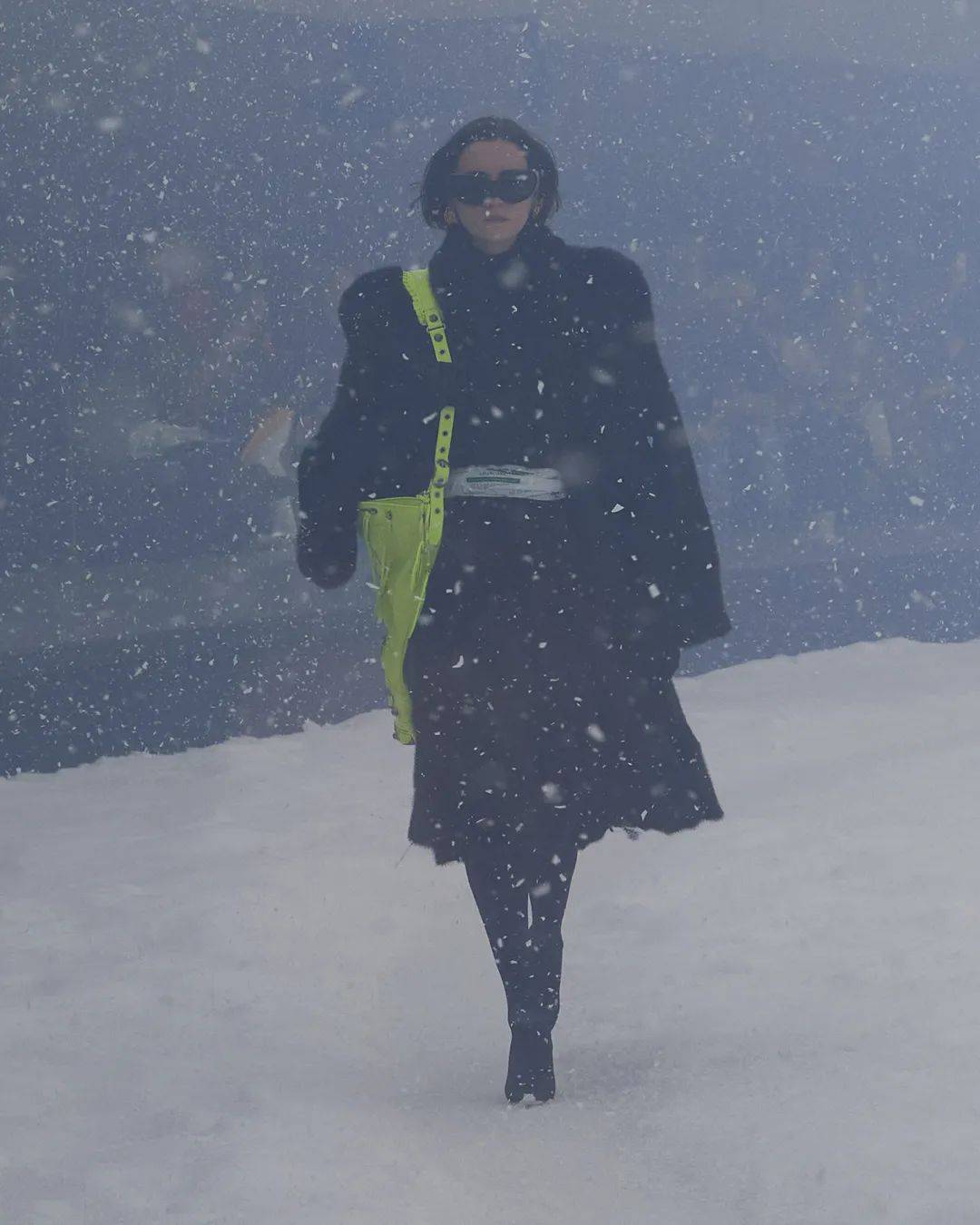 冒雪 BALENCIAGA冒雪走秀，想传达什么？