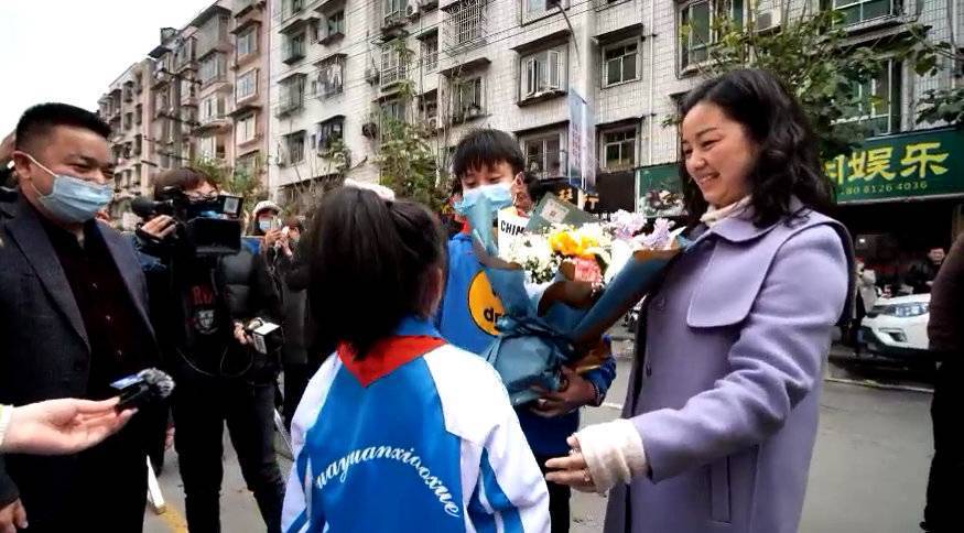 中國女足隊員張琳豔回到四川綿陽江油花園小學老師回憶有她上場班上