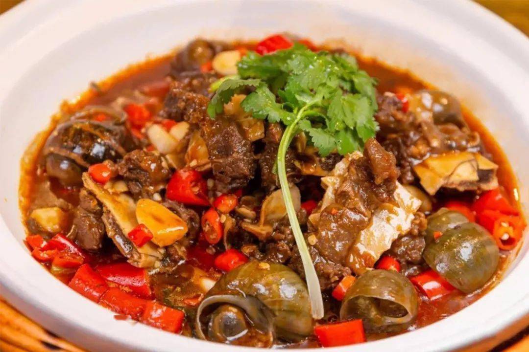 选取肉质紧实丰厚的牛排部位,老火煨煮,螺蛳和牛排香味相互交织,牛排