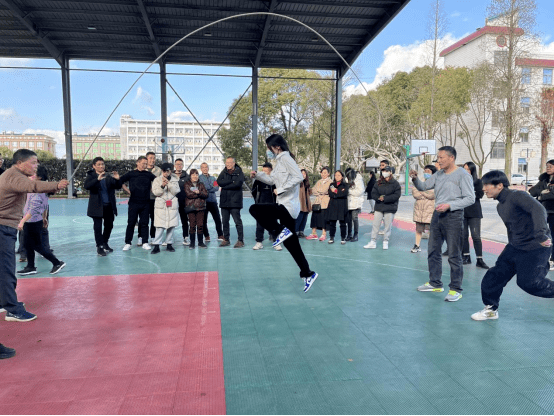 路桥区峰江中学开展定点投篮,长绳8字跳活动,女教职工们积极参与,在