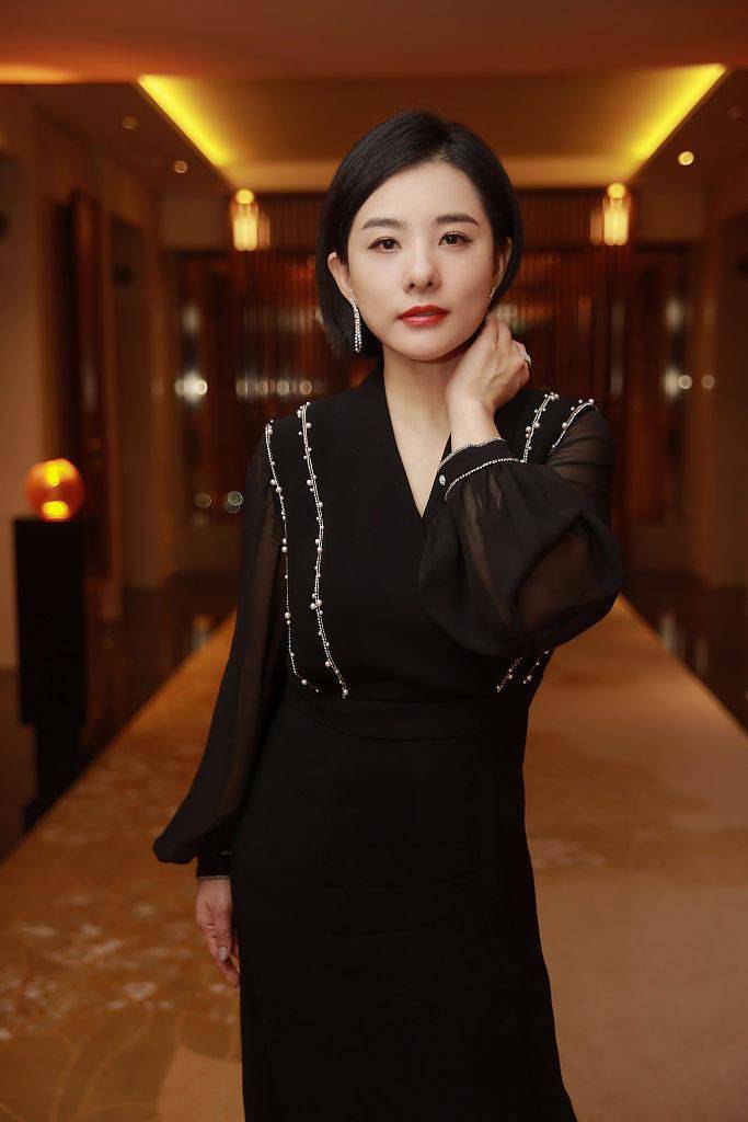 刘璇女神节写真释出黑色长裙搭干练短发利落有型