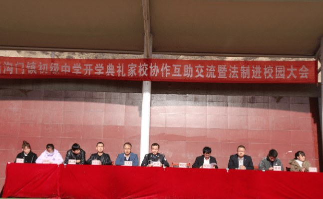 3月4日下午,府谷县公安局庙沟门派出所民警走进庙沟