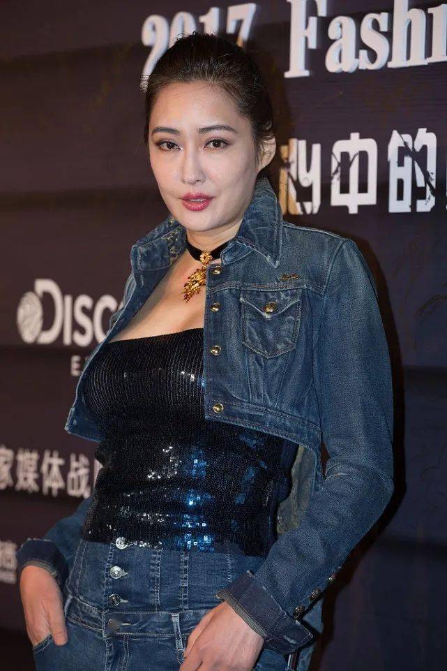 孟广美真是大婶界的尤物亮片抹胸配牛仔外套哪像60后的人