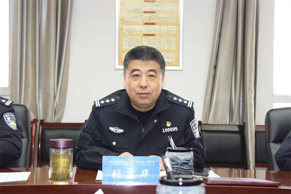 会上,张吉华政委代表分局支部向全体女警致以节日的问候并感谢各位