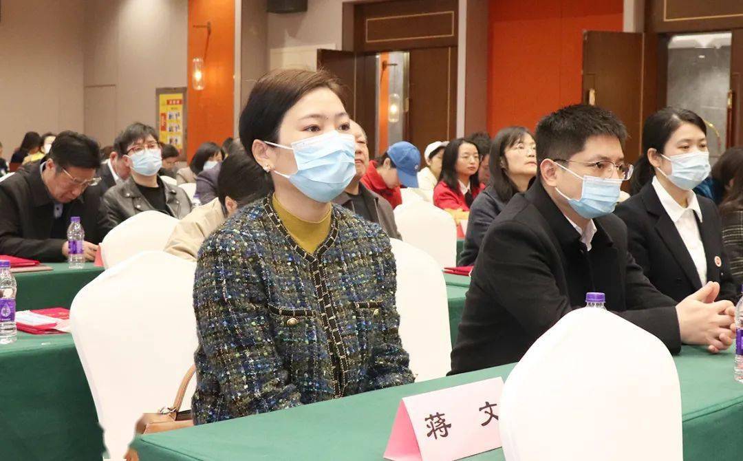 湖南省民政厅社会组织管理局副局长杨卫国宣读等级评估结果通报和文件