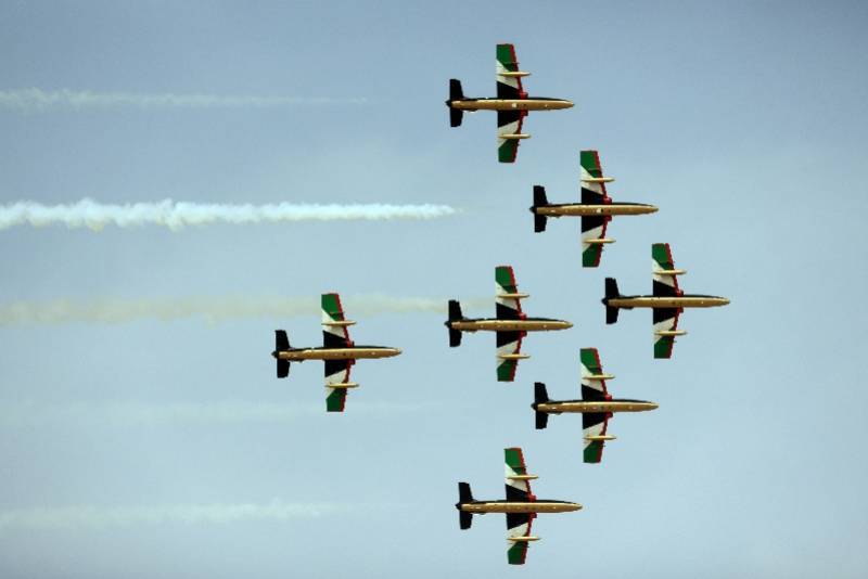 组图 沙特首届世界防务展 阿联酋空军骑士飞行表演队炫技 新华社 利雅得 首都