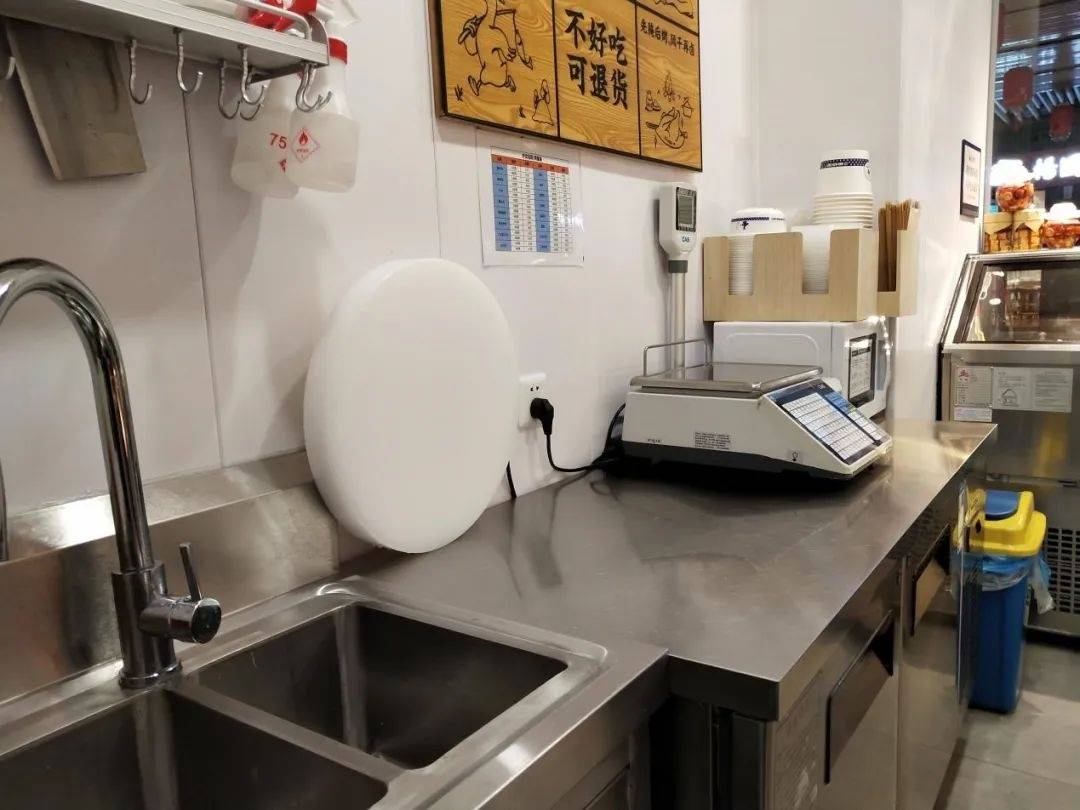 炸鸡快餐你点的外卖是否安全一批网店后厨曝光