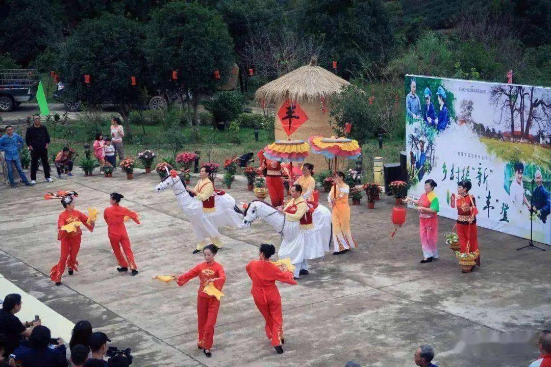 纸马舞表演——每年春节至元宵节期间,大家都会跳起