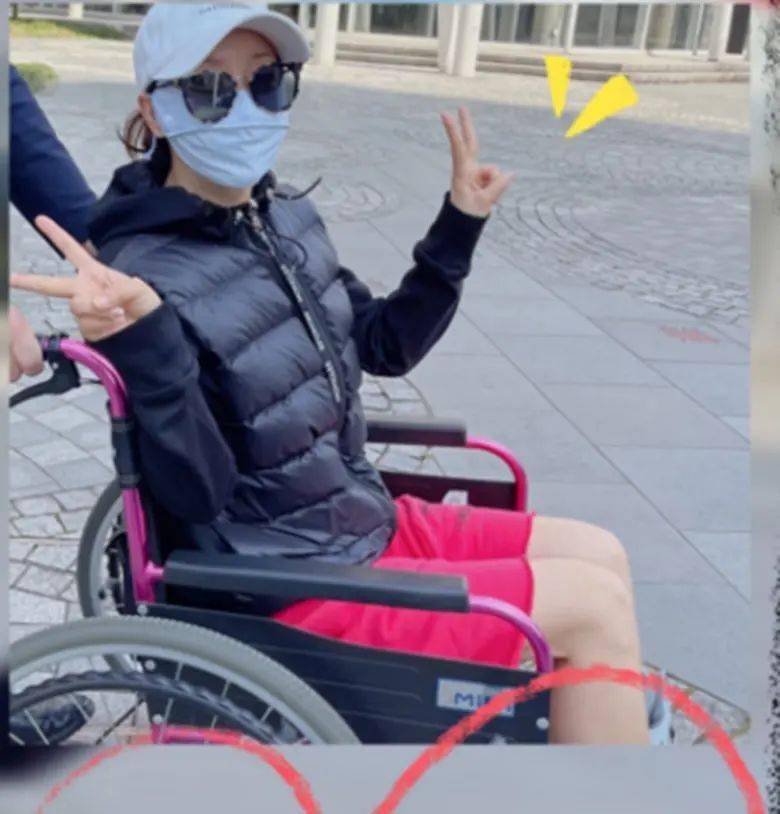 歌手孙悦复出后腿受伤穿棉袄却露大腿双膝皱纹真实就是老人