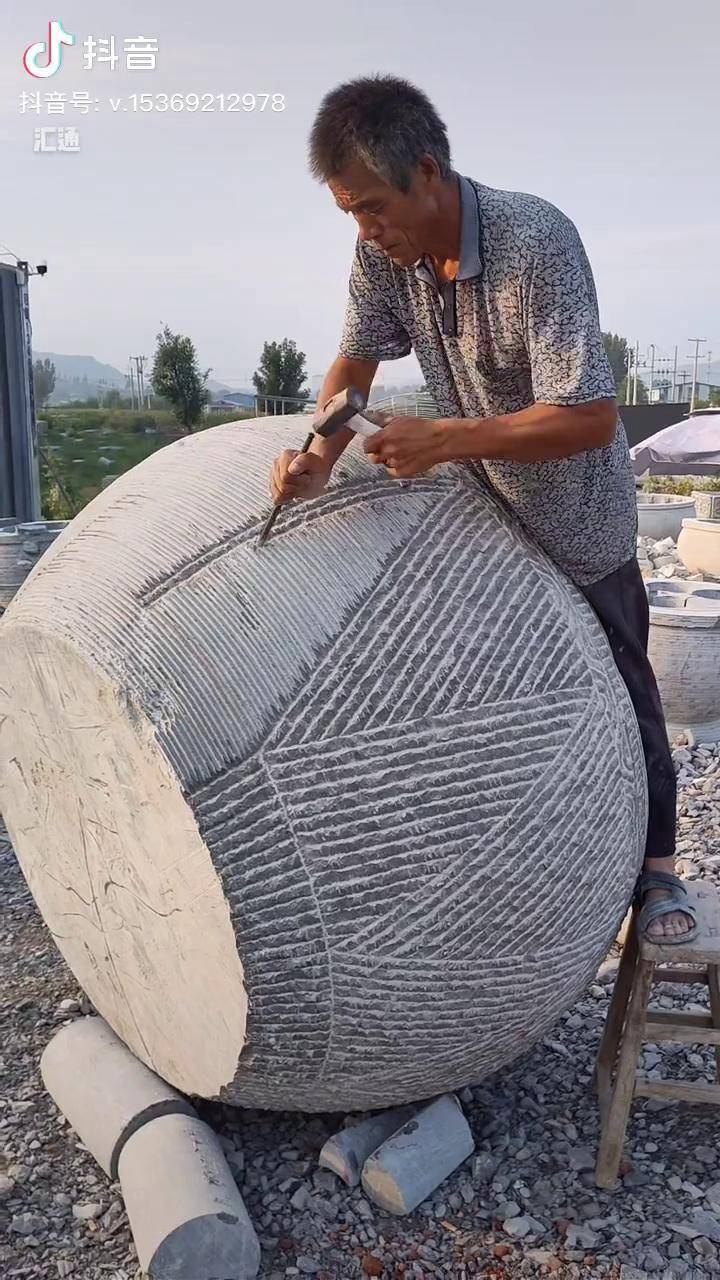 老石匠每天的工作手工石纹鱼缸一锤一钎一辈子青石鱼缸庭院摆件老手