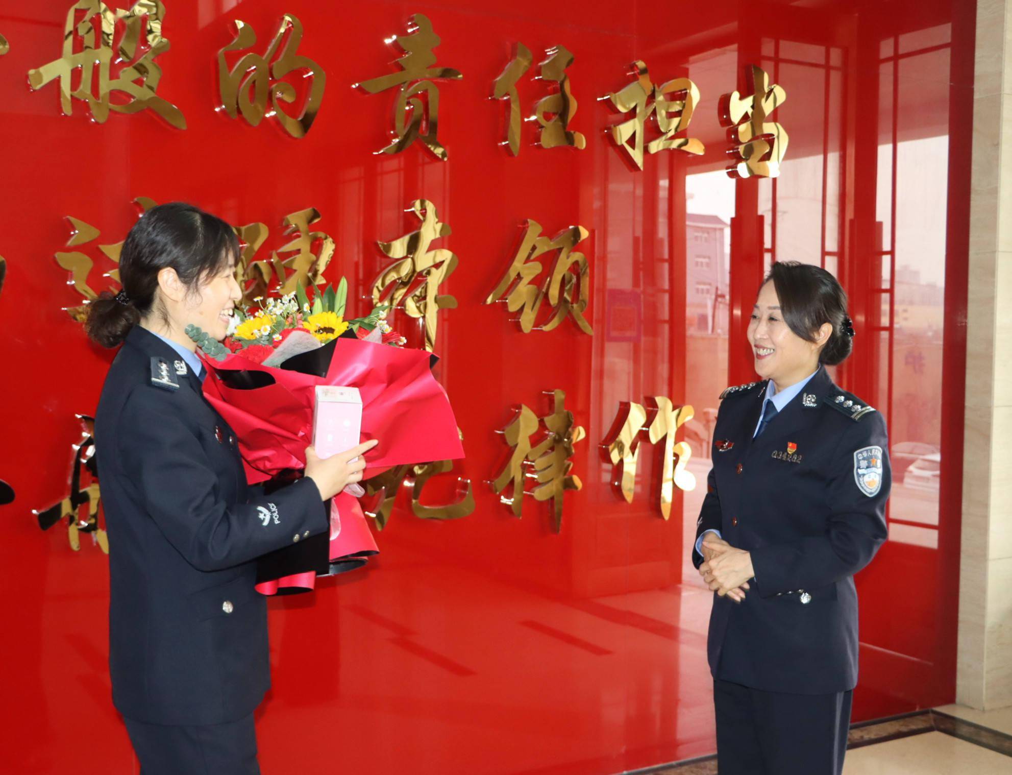 警察三八妇女节祝福图片