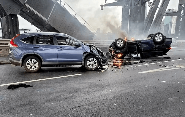 引悉尼海港大桥车祸爆炸起火
