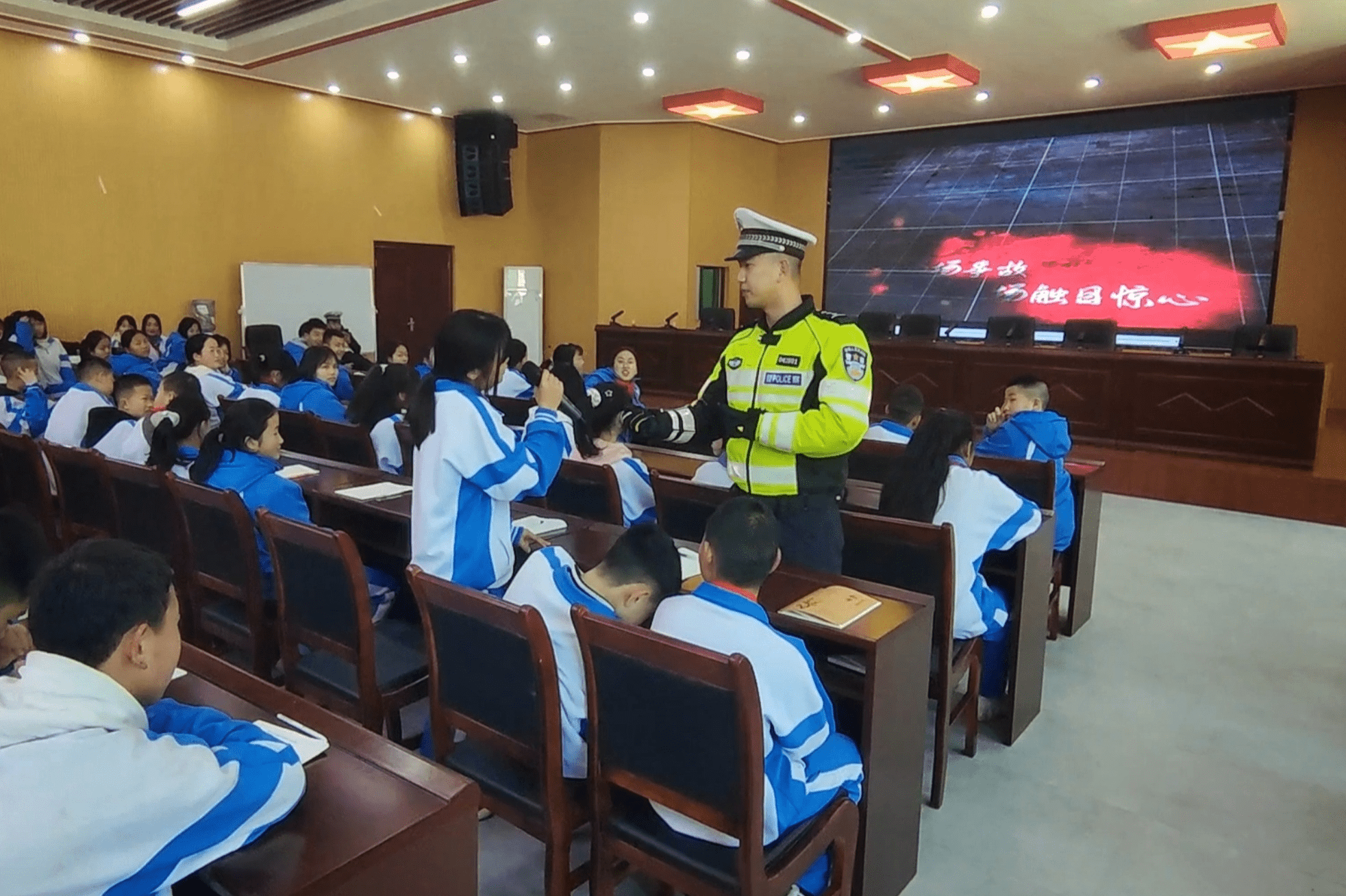 贵阳交警走进乌当三中开展交通安全讨论会