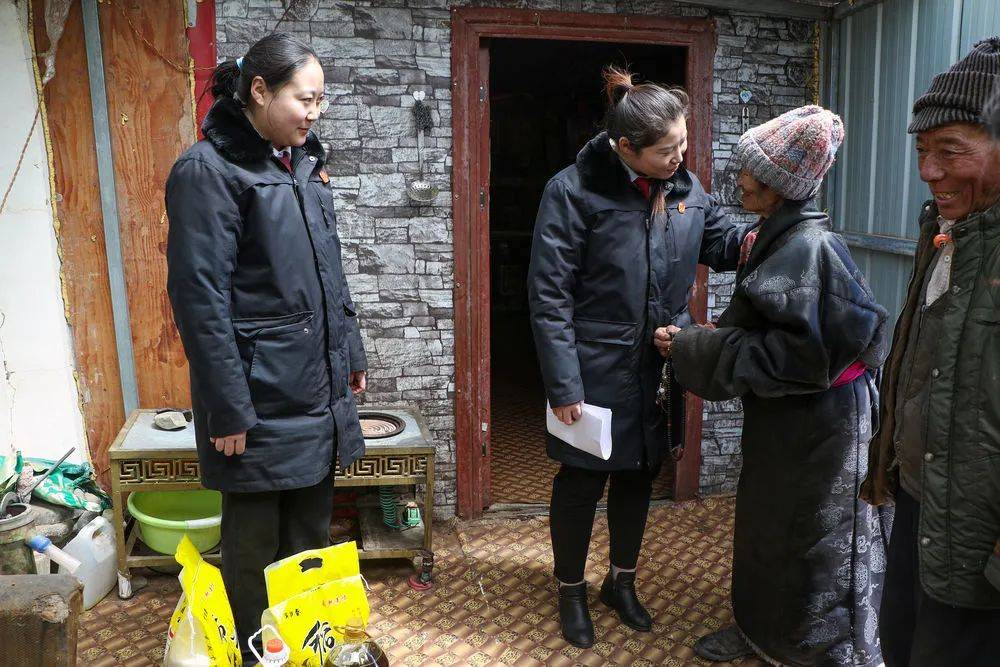 女法官帐篷里分割财产庭审结束后女主人拉着她的手泪水长流