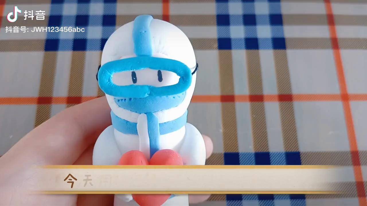 用粘土做了一个医护工作者准备送给医生姐姐