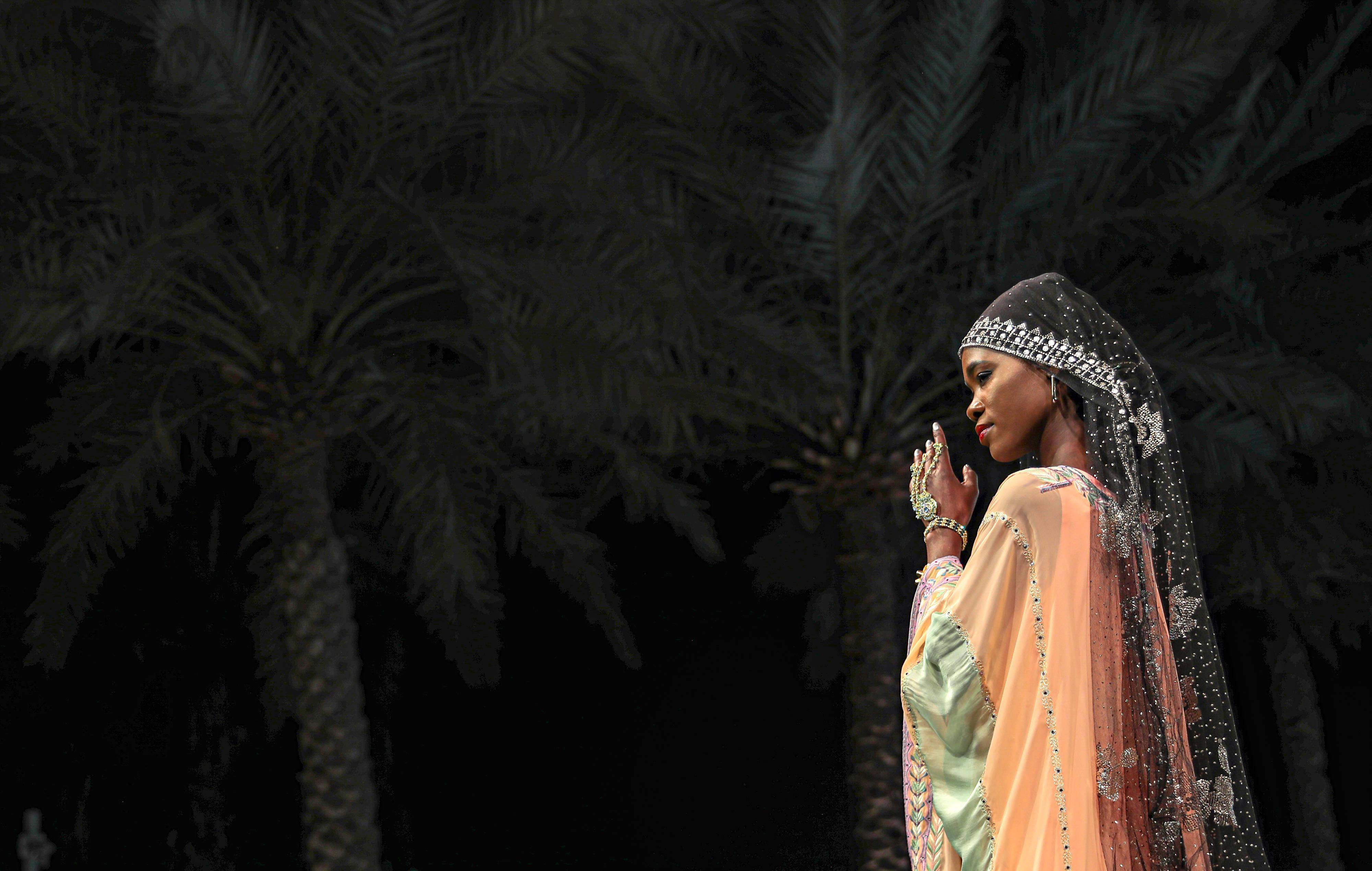 模特在阿联酋迪拜举行的"folklore 2022"阿拉伯传统服饰秀上展示服装