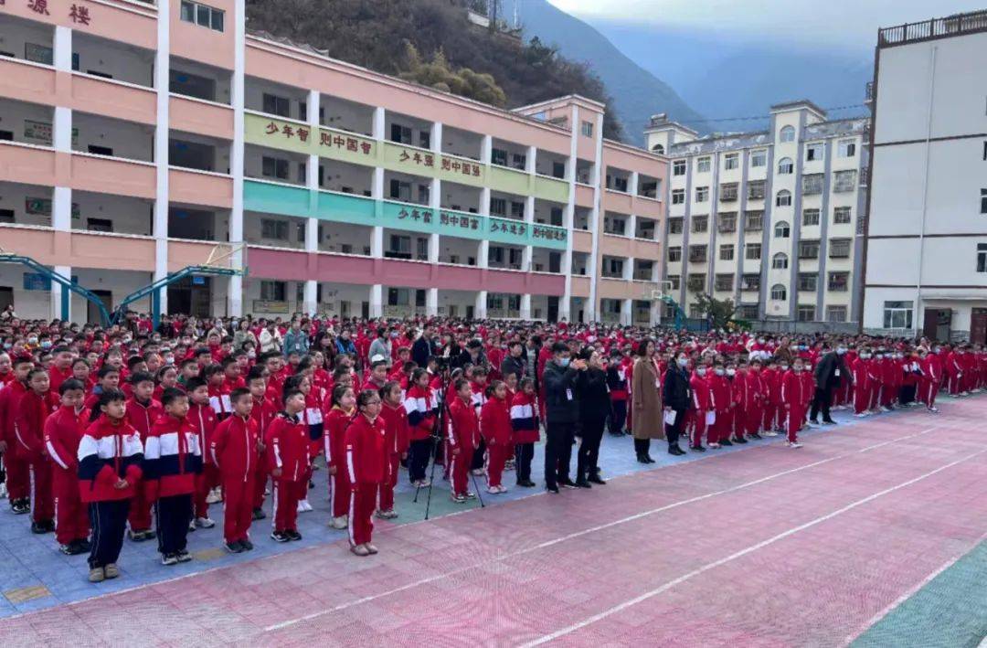 泸定桥小学学生 陈斯佳"今天满怀着喜悦的心情带着美好的憧憬,我们又