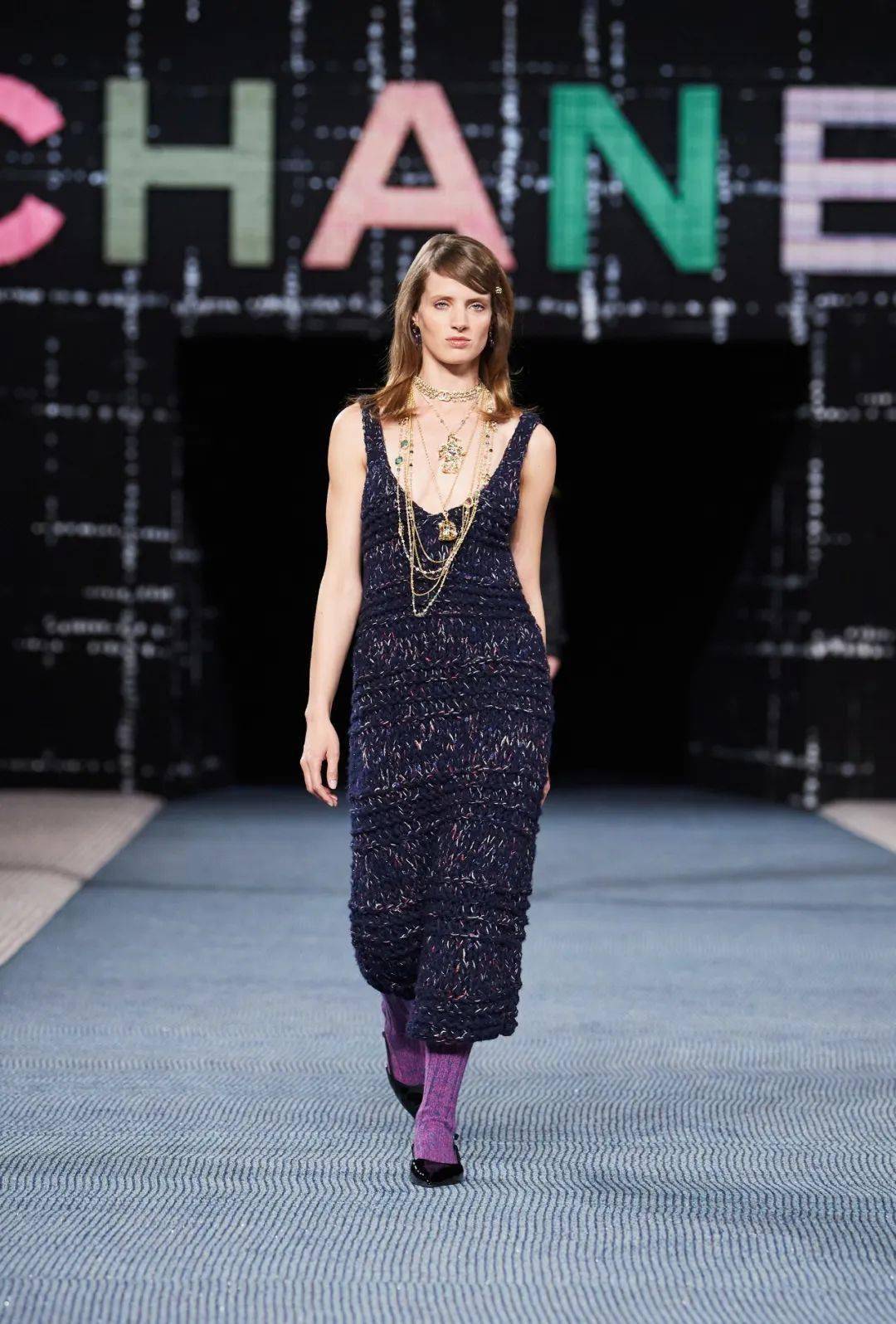 Chanel 想穿上香奈儿,对他说“我爱你”