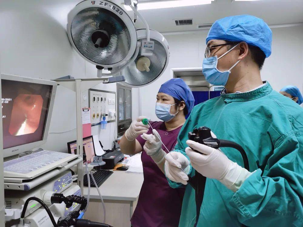 女童吃棒棒糖不慎将棍子吞入肚内,胃镜下顺利取出_儿童_张先_婷婷