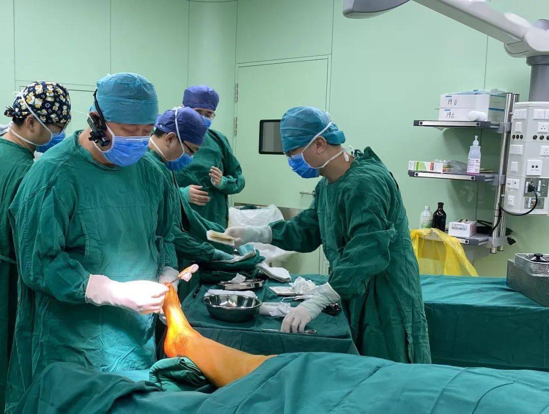 手术仅用2小时北京积水潭医院足踝外科完成国内首例定制化人工全踝