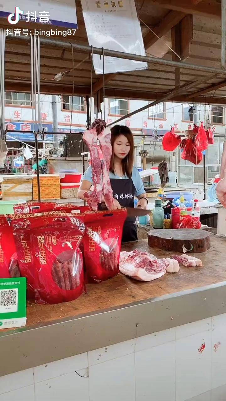 卖一块钱都没人我太难了猪肉妹广西搞笑