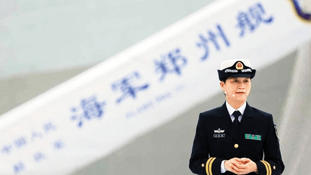 从斜杠青年到中国海军首位女舰长这是她的别样人生