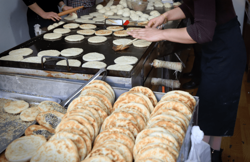 河南高颜值姐妹花摆摊卖烧饼生意好得让人眼红顾客提前1h排队