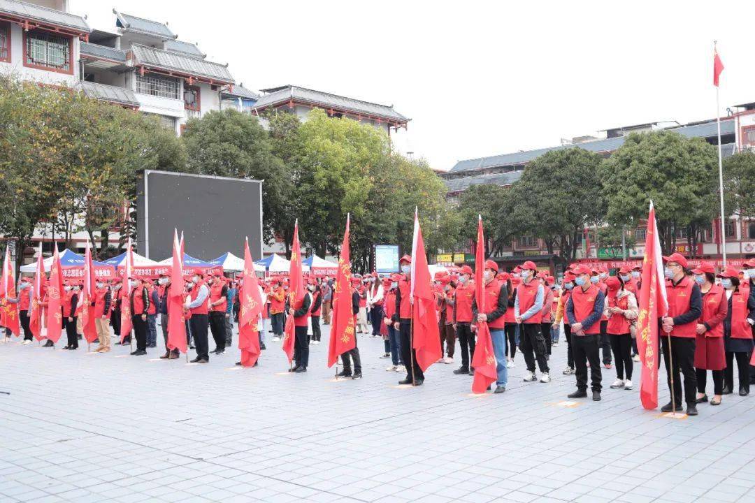 俗·助力乡村振兴"暨学雷锋志愿服务月集中活动,县领导卢创新,覃坚丽