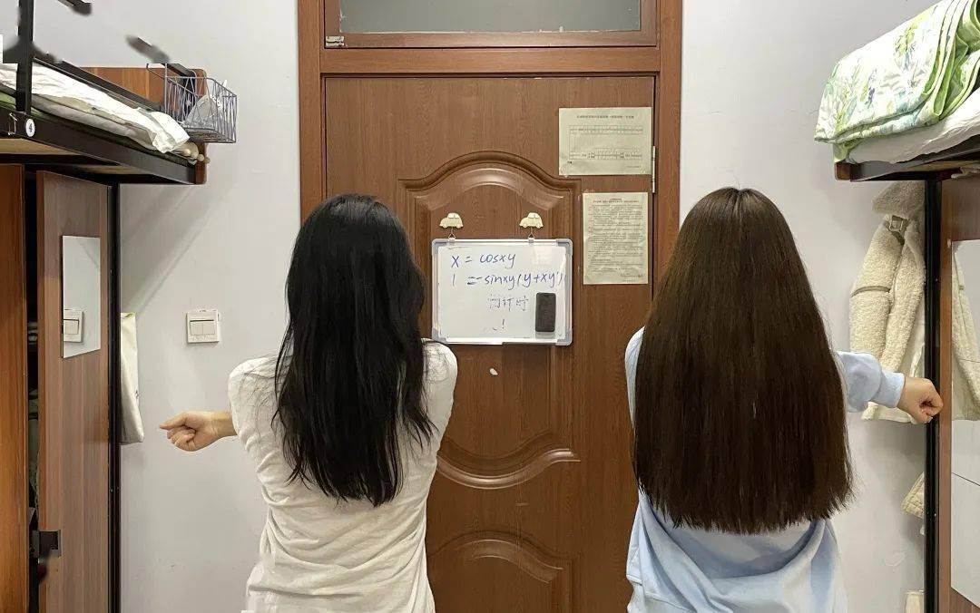 有效的方式！那么就让小编带大家看看当代大学生疫情期间是如何锻炼的吧楼道、宿舍成为新的体育场处处都是运