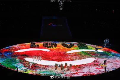 温暖又有力量！“留声机”上呈现出“爱”的字样造型