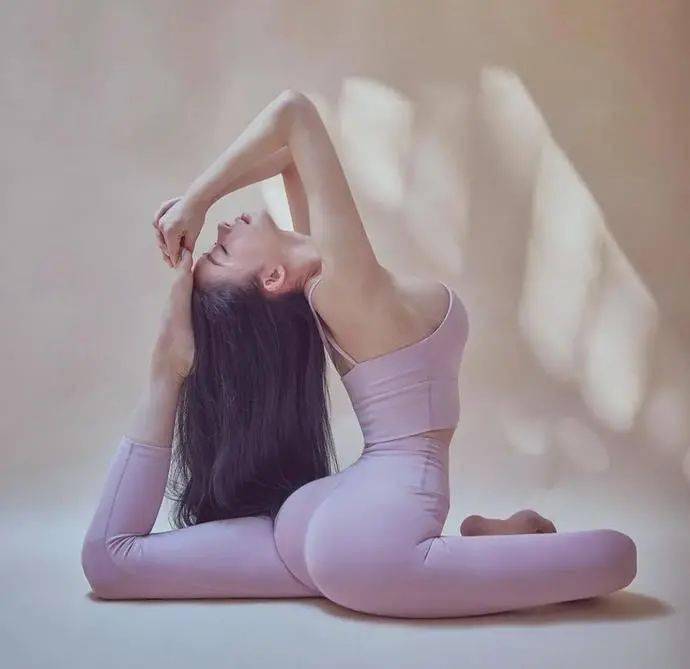 撩人马甲线,神仙腰臀比,这大概是"最符合亚洲审美"的健身女孩_变化
