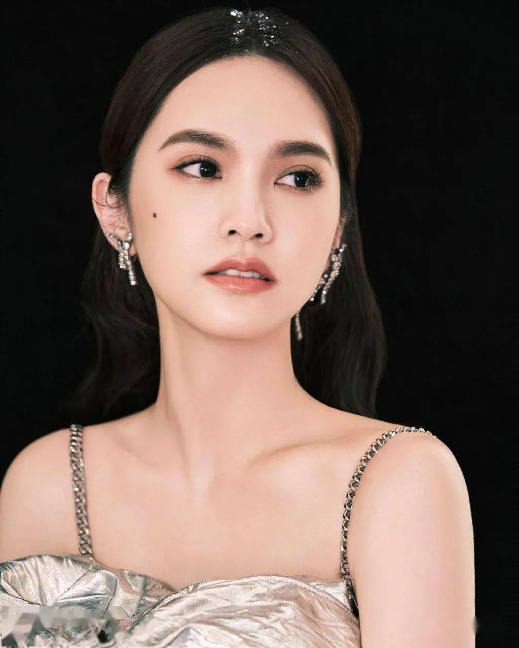 杨丞琳穿吊带黑裙 又仙又美_长发_手臂_网易娱乐