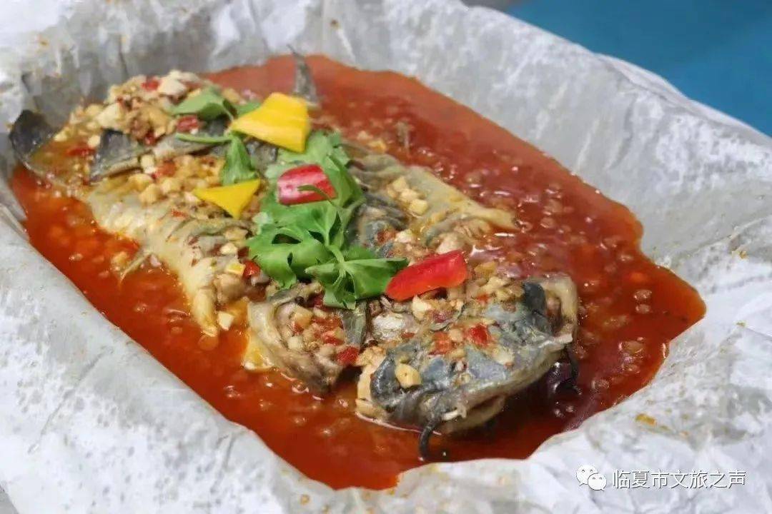 大块的鱼肉鲜嫩入味 肉质饱满 酱香四溢打开硅油纸 鱼肉和酱料的香味