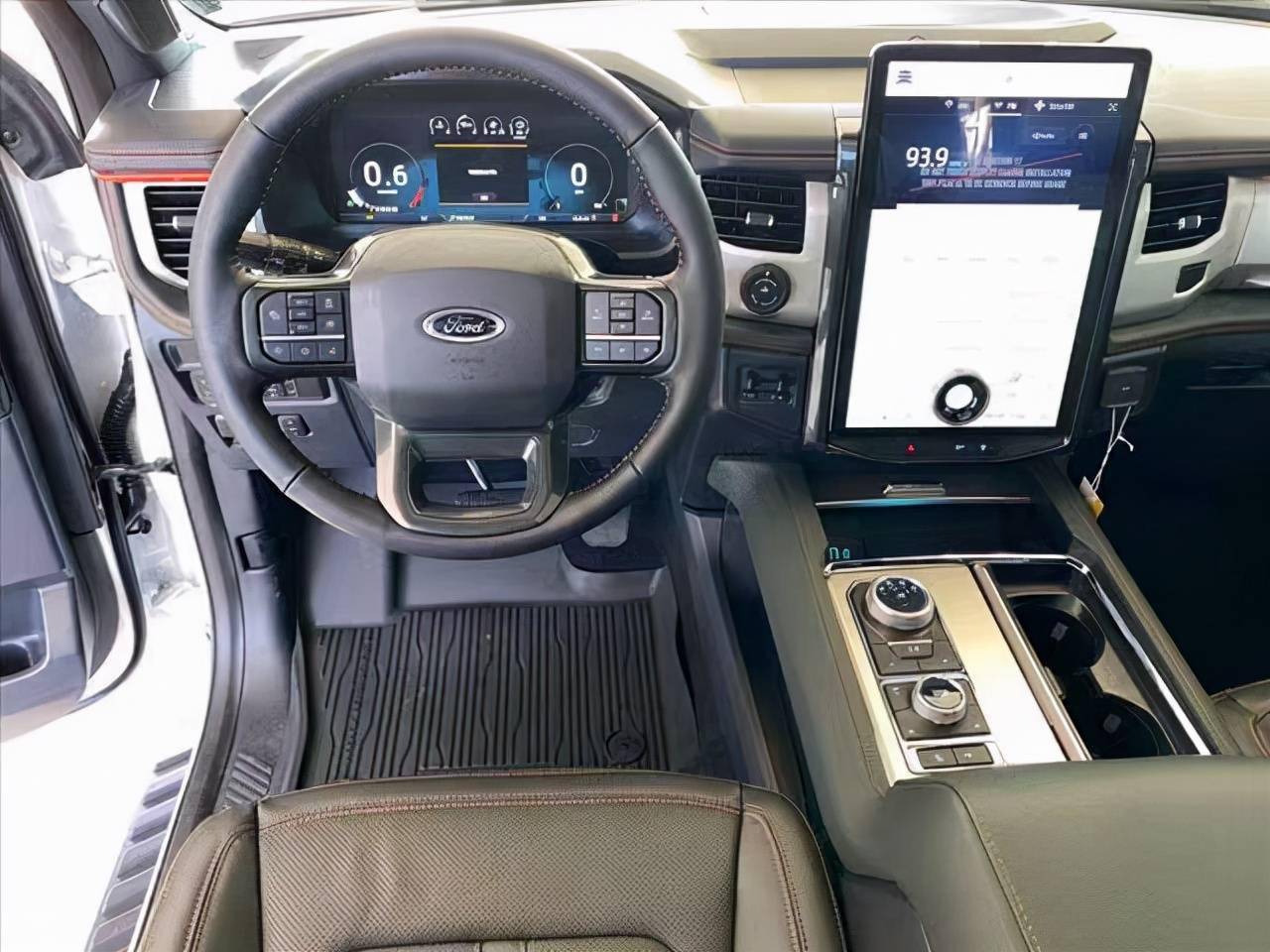 这款全新的福特征服者车型除了拥有时尚的外观以及富有科技感的内饰