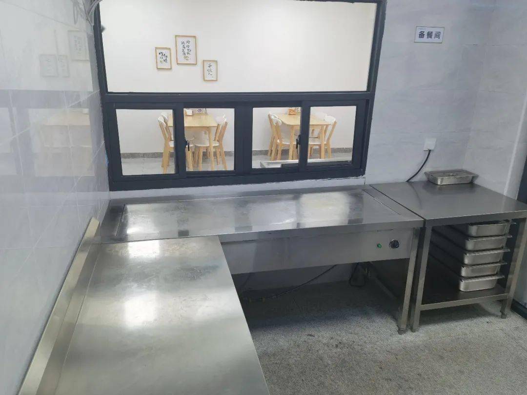 备餐间卫生情况保持较好宁波市奉化区西坞街道中心幼儿园地址:宁波