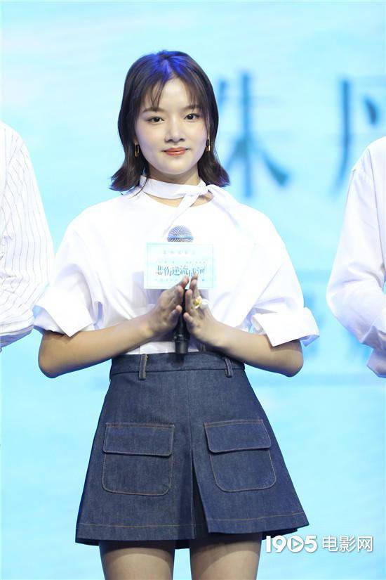 常态 春日穿搭 张子枫关晓彤示范学生装正确打开方式