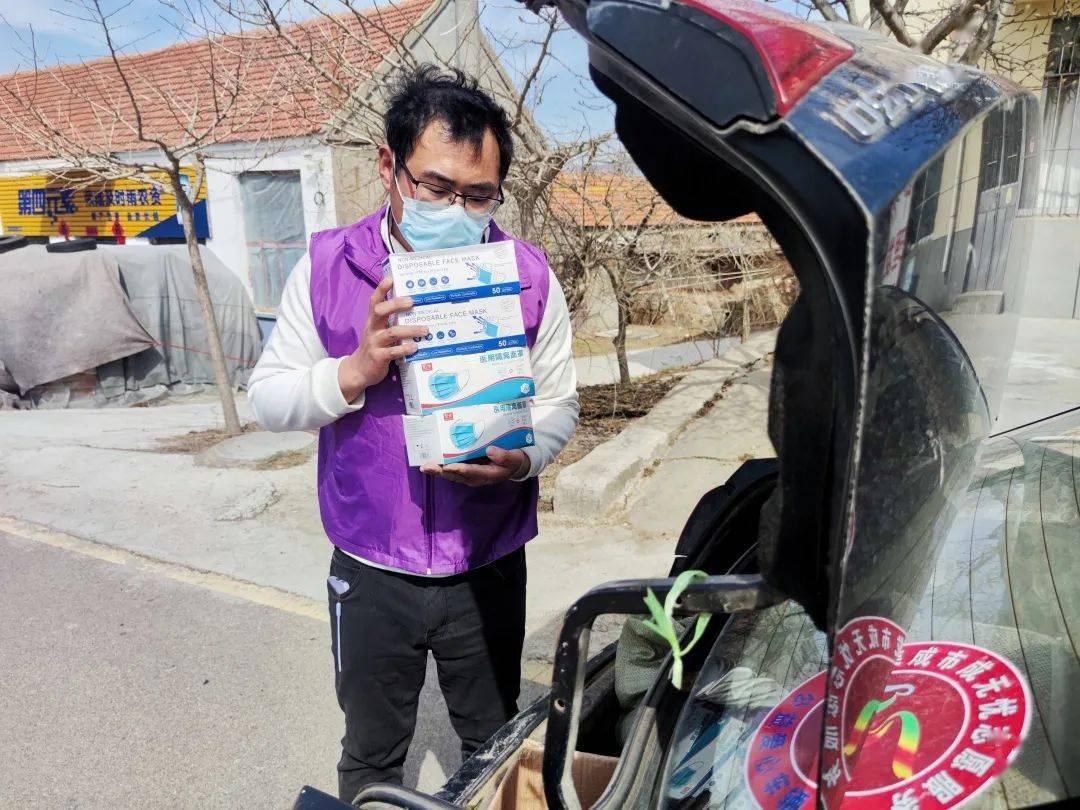 在虎山镇疫情防控的关键时刻,隋华杰主动请缨,用自己的喇叭,汽车在各