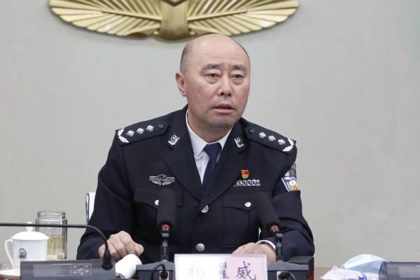 大连市原副市长杨耀威被查被免职已有半年